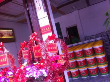賀喜羅城梁總形象店開業(yè)！梁總是歐耐克防水的老客戶，一直是河池宜州的代理，在宜州防水市場(chǎng)具有很強(qiáng)的市場(chǎng)影響力。2015年，梁總加大了在防水方面的投入，在羅城開了一家新的防水店——?dú)W耐克防水羅城形象店。
